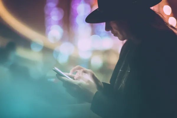 ক্যাসিনো চিপে ঘেরা এক আত্মবিশ্বাসী ডিলার খেলোয়াড়দের GOOD112 অ্যাকাউন্টে লগইন করতে আহ্বান করছেন—যা দ্রুত ও সহজ লগইন সুবিধাকে উপস্থাপন করে।